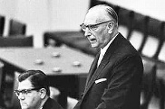 Alterspräsident William Borm während seiner Rede am 20. Oktober 1969