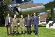 Der Wehrbeauftragte Hellmut Königshaus zu Besuch beim Materialdepot der Luftwaffe in Erding