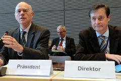 Bundestagspräsident Norbert Lammert mit Staatssekretär Horst Risse, Direktor beim Deutschen Bundestag, in der konstituierenden Sitzung des Hauptausschusses
