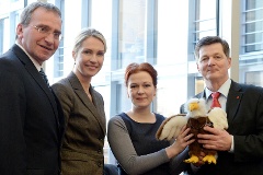 Familienausschussvorsitzender Paul Lehrieder (von links), Familienministerin Manuela Schwesig, Abgeordnete Katja Dörner und Eckhard Pols, Vorsitzende der Kinderkommission