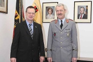 Der Kommandeur der Offizierschule des Heeres, Brigadegeneral Christian Westphal (re.), mit dem Wehrbeauftragten.