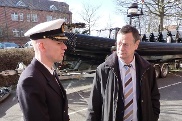 Hellmut Königshaus im Gespräch mit dem Kommandeur der  Spezialisierten Einsatzkräfte Marine Fregattenkapitän Buddenbohm