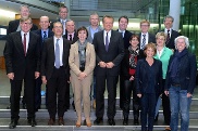 Patrick Bloche (vorn, 2.v.li), Michel Herbillon, (hinten, 2.v.li.). Siegmund Ehrmann, SPD (vorn, links), rechts von ihm Dr. Herlind Gundelach, CDU/CSU. 