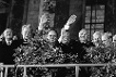 Feierlichkeiten vor dem Reichstagsgebäude am 2./3. Oktober 1990: Lothar de Maizière, Richard von Weizsäcker, Helmut Kohl und seine Frau Hannelore, Hans-Dietrich Genscher, Willy Brandt und Oskar Lafontaine (v.r.n.l.).