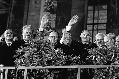 Feierlichkeiten vor dem Reichstagsgebäude am 2./3. Oktober 1990: Lothar de Maizière, Richard von Weizsäcker, Helmut Kohl und seine Frau Hannelore, Hans-Dietrich Genscher, Willy Brandt und Oskar Lafontaine (v.r.n.l.).