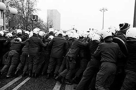 22.11.1983: Anhänger der Friedensbewegung protestieren