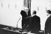 20.10.1965: Ludwig Erhard wird nach seiner Wiederwahl im Bundestag von Bundestagspräsident Eugen Gerstenmaier als Bundeskanzler vereidigt.