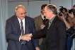 SPD-Kanzlerkandidat Oskar Lafontaine (r) gratuliert nach den ersten gesamtdeutschen Wahlen 1990 dem Gewinner Helmut Kohl (l).