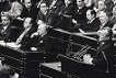 Kanzler Willy Brandt während einer Rede vor dem Bundestag (in der Regierungsbank v.r.: Walter Scheel, Bundesminister des Auswärtigen; Hans-Dietrich Genscher, Bundesminister des Innern; Gerhard Jahn, Bundesminister der Justiz).