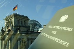 Geschäftsordnung des Deutschen Bundestages - im Hintergrund das Reichstagsgebäude