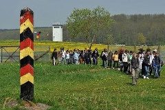 Schüler passieren einen ehemaligen Grenzpfahl