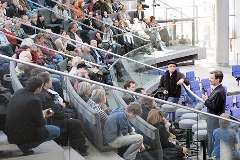 Besucher auf einer Tribüne im Plenarsaal