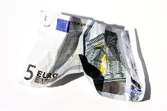 Fünf Euro-Schein zerknautscht