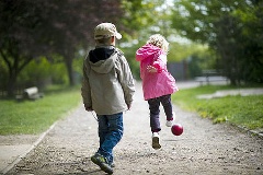 Kinder spielen mit einem Ball