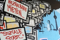 Ein Graffiti fordert bezahlbare Mieten und eine soziale Stadt in Berlin.