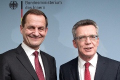 Sportminister Thomas de Maizière (rechts) mit Alfons Hörmann, Präsident des Deutschen Olympischen Sportbundes