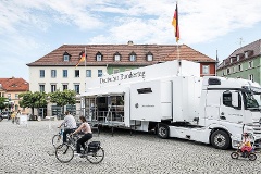 Das Infomobil des Bundestages auf dem Goetheplatz in Weimar