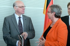 Bundestagspräsident Norbert Lammert nimmt den Petitionsbericht von Kersten Steinke entgegen.