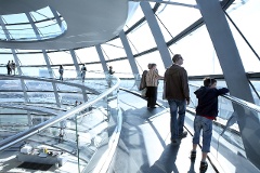 Besucher mit Audioguide in der Kuppel des Reichstagsgebäudes