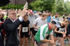 Norbert Lammert gibt den Startschuss zum 15. Berliner Bundestagslauf.