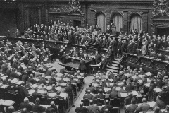 Reichskanzler Theobald von Bethmann-Hollweg während seiner Rede vor dem Reichstag am 4. August 1914