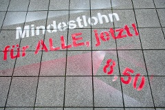 Mit einem abwaschbaren Graffiti Mindestlohn für alle, jetzt! 8,50 wirbt der DGB für einen flächendeckenden Mindestlohn von 8,50 Euro.