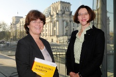 Beate Bork (links) beantwortet im Bundestag alle Fragen zu statistischen Daten, Claudia Brunner leitet den i-Punkt Berlin des Statistischen Bundesamtes.