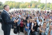 Bundestagsvizepräsident Johannes Singhammer eröffnet den Tag der Ein- und Ausblicke vor dem Westportal des Reichstagsgebäudes am 7. September 2013.