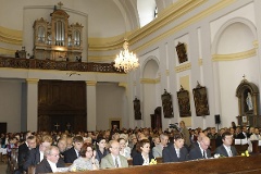 Norbert Lammert und Jan Hamácek (vorne rechts) in der Garnisonskirche von Terezín; im Hintergrund die restaurierte Rieger-Orgel.