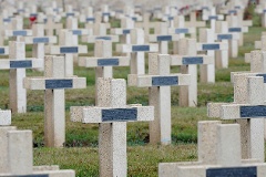 Grabkreuze auf dem deutschen Soldatenfriedhof in Cernay im Elsass (Frankreich)