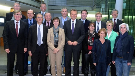 Ausschuss mit Gästen: vorne links Siegmund Ehrmann, rechts dahinter Michel Herbillon, rechts davor Patrick Bloche, rechts daneben Herlind Gundelach.