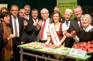 Die Mitglieder des Agrarausschusses zusammen mit der Apfelkönigin (Mitte) auf der Grünen Woche.
