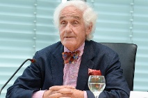 Professor Peter Raue beim W-Forum im Bundestag