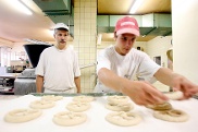 Auszubildender in einer Bäckerei in Berlin