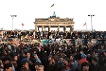 Feiernde Menschen vor dem Brandenburger Tor nach dem Fall der Berliner Mauer, Foto: Klaus Lehnartz, 10. November 1989