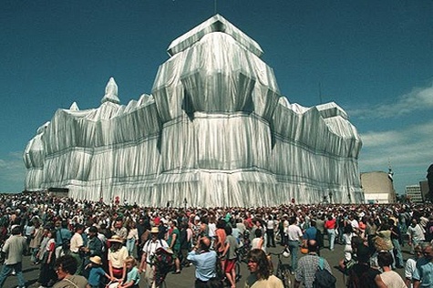 Rund um den Verhüllten Reichstag drängten sich zahlreiche Besucher, um das Werk des amerikanischen Verpackungskünstlers Christo zu sehen.