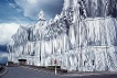 Das verhüllte Reichstagsgebäude 1995. Das Projekt "Wrapped Reichstag" wurde von Christo und Jeanne-Claude: Christo und Jeanne-Claude 1971 erdacht und 1995 umgesetzt.