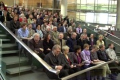 Visiteurs daus la salle plénière