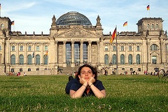 Christine Chiriac vor dem Reichstagsgebäude in Berlin, dem Sitz des Deutschen Bundestages