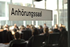 Blick in den Anhörungssaal im Marie-Elisabeth Lüders-Haus.