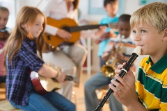 Schulkinder spielen Instrumente