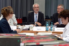 Bundeswahlleiter Roderich Egeler (Mitte) in der Sitzung des Bundeswahlausschusses am 4. Juli 2013.