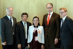 Treffen von Ausschussmitgliedern mit der Mutter der inhaftieren Gewerkschaftlerin Do Thi Minh Hanh am 8. April 2014(von links: Abg. Martin Patzelt, Vu Quoq Dung, Tran Thi Ngoc Minh, Vors. Michael Brand, Abg. Dr. Philipp Lengsfeld)