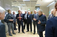 Roland Jahn (rechts) mit den Kommissionsmitgliedern im Stasi-Archiv