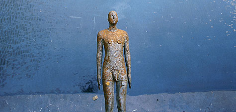 Antony Gormley: Steht und Fällt