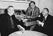 Kurt Schumacher, SPD-Vorsitzender, Carlo Schmid (SPD), Vorsitzender des Hauptausschusses im Parlamentarischen Rat, und Konrad Adenauer (CDU), Präsident des Parlamentarischen Rates (v.l.n.r.), Foto, 1949