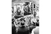 Passanten betrachten Wahlplakate für die Reichstagswahl am 14. September 1930