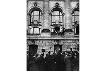 Philipp Scheidemann auf einem Balkon des Reichstagsgebäudes: Am 9. November 1918 proklamierte Scheidemann von einem Balkon des Reichstagsgebäudes aus die demokratische Republik. Die Szene wurde später für das Foto nachgestellt.