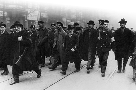 Bewaffnete Arbeiter und Soldaten auf dem Weg in das Berliner Zeitungsviertel während des Januaraufstands 1919, Foto: Willy Römer, 5. Januar 1919