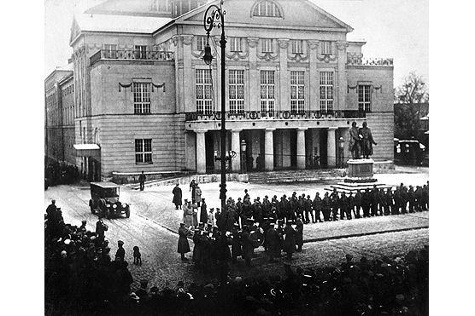 Zusammenkunft der Nationalversammlung am 6. Februar 1919 im Weimarer Nationaltheater